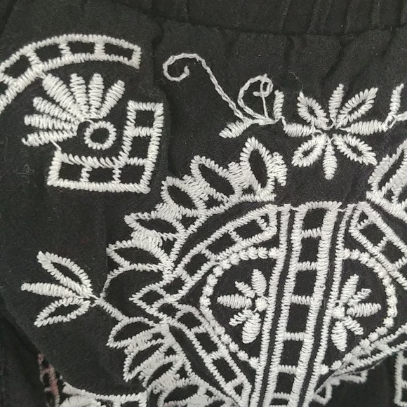 Black white embroidered dress - Picture 2 of 3